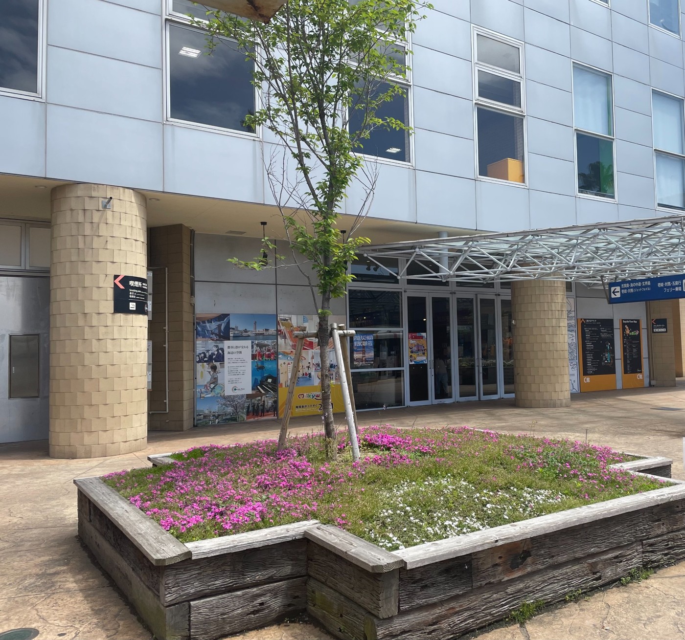 ベイサイドプレイス博多C館の入口と建物外観