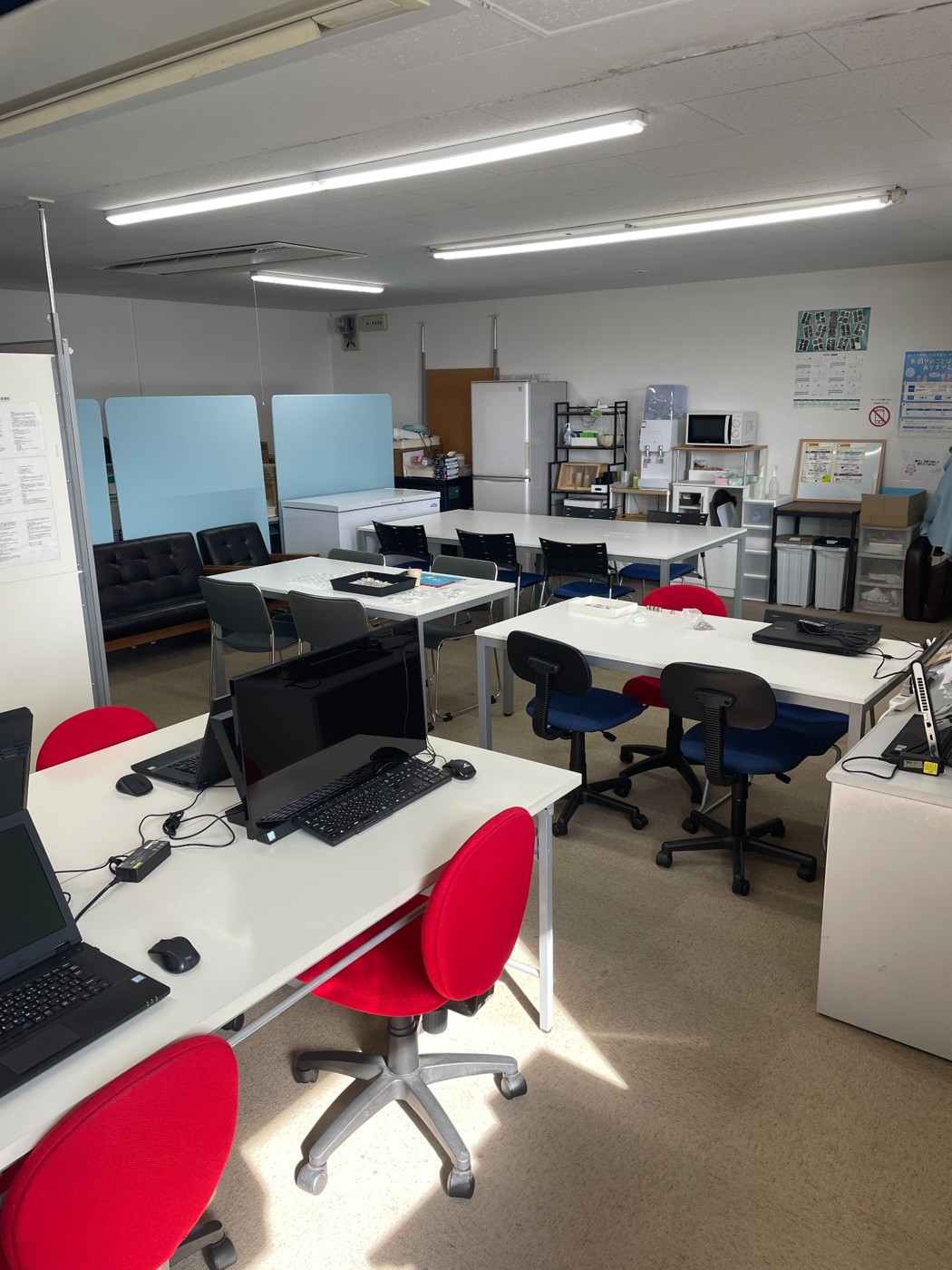 パラスポの机やパソコンが並ぶ事業所内の様子