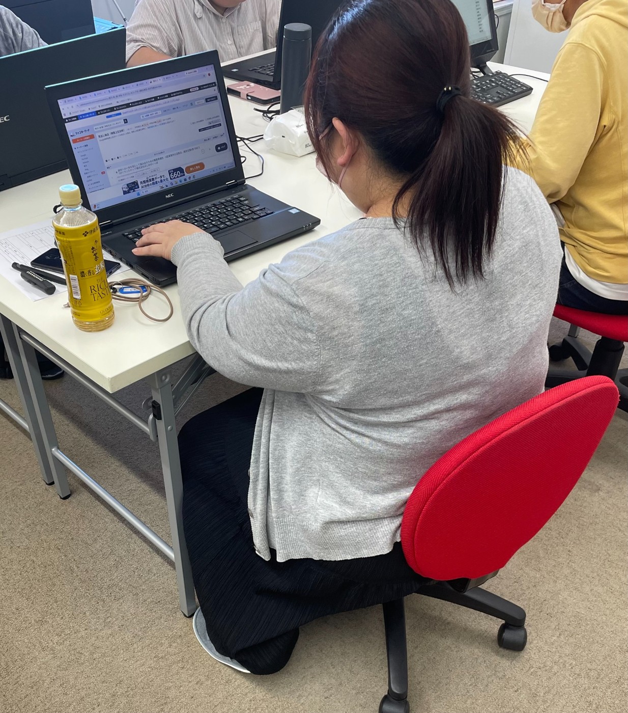 パラスポでパソコン作業に取り組む利用者の様子
