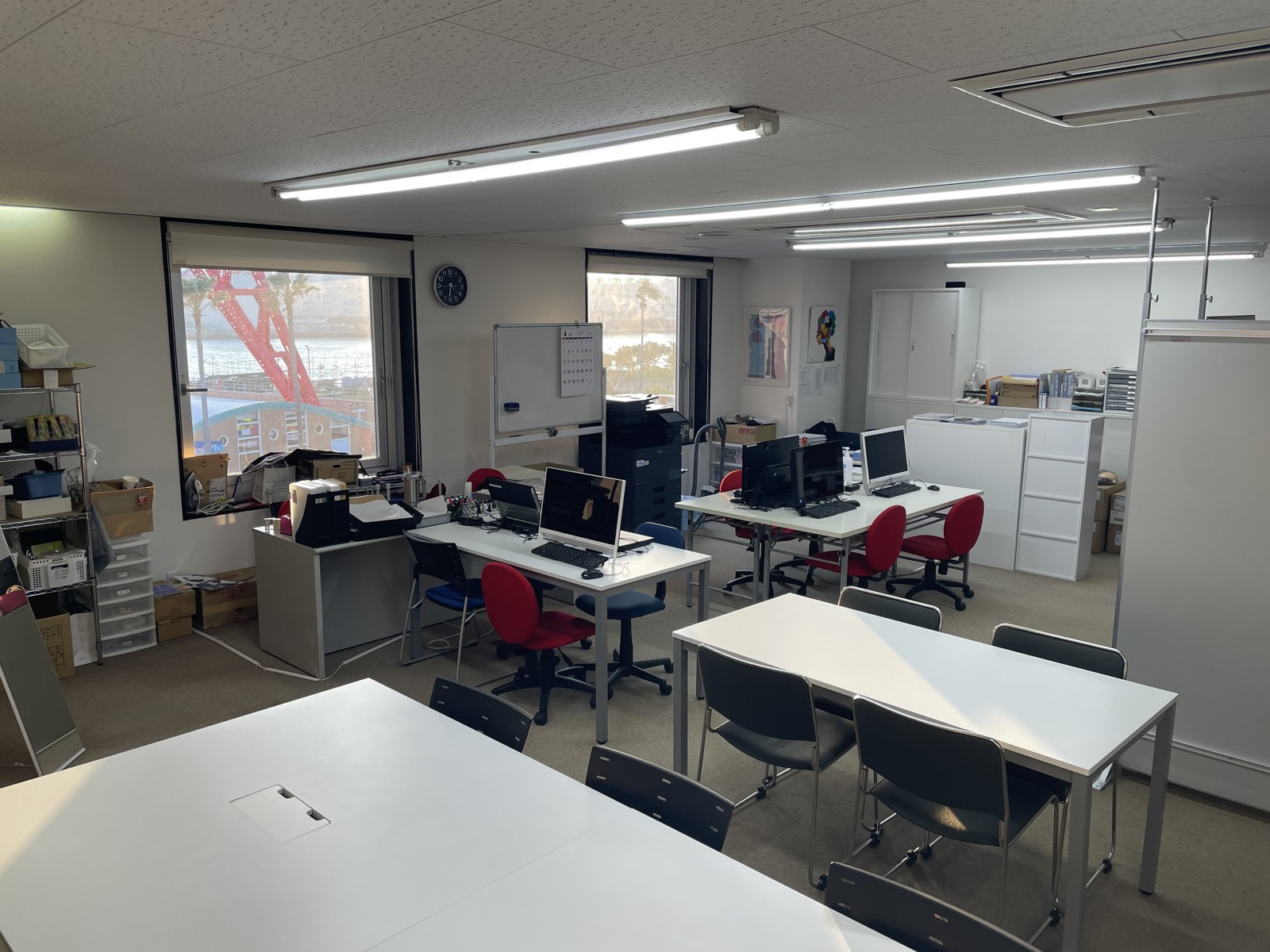 机やパソコンが並ぶパラスポの明るい室内