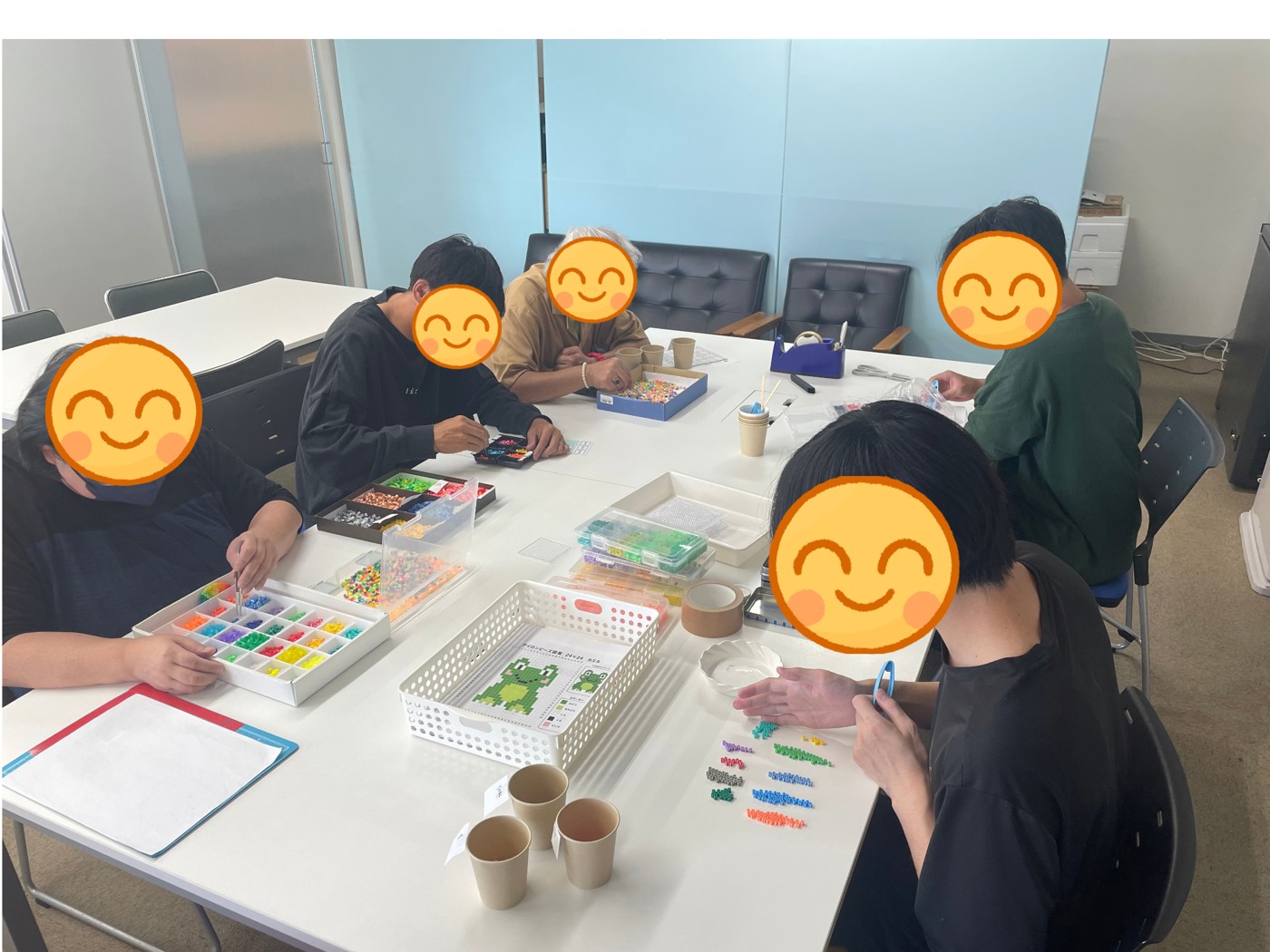 パラスポでビーズを使った室内作業に取り組む利用者の様子